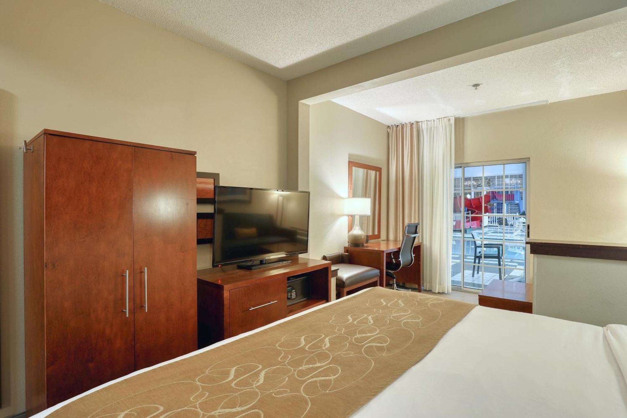 Comfort Suites Appleton Airport Bagian luar foto