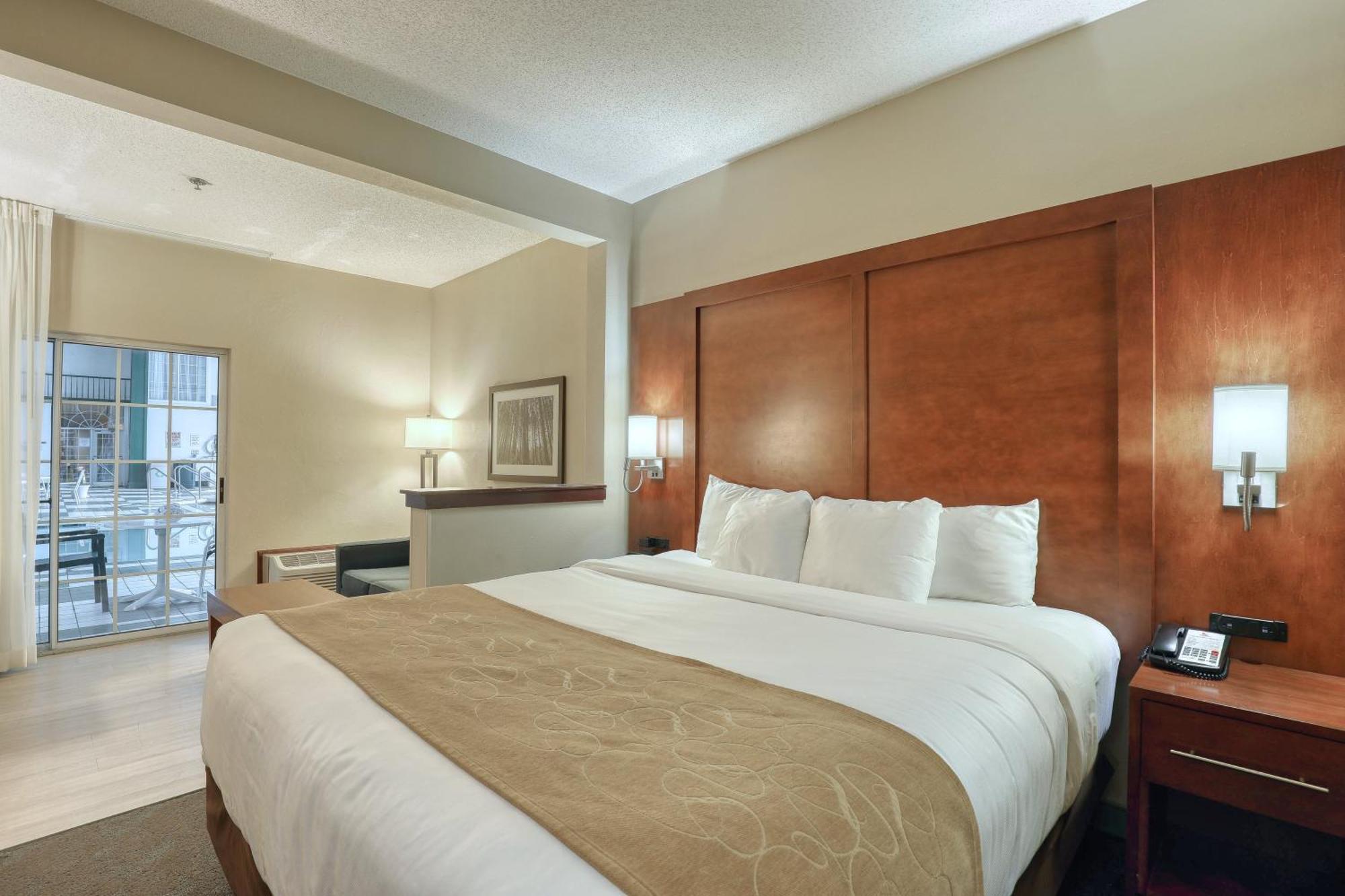 Comfort Suites Appleton Airport Bagian luar foto