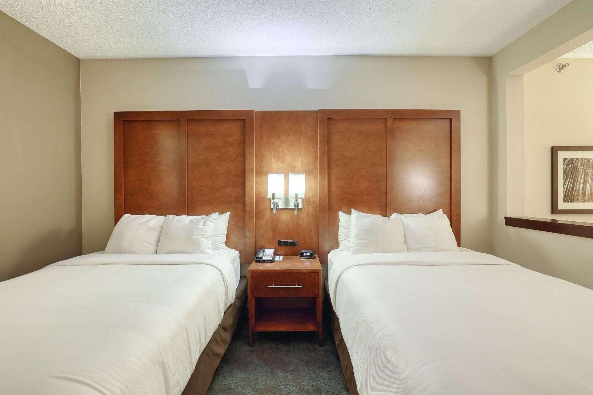 Comfort Suites Appleton Airport Bagian luar foto
