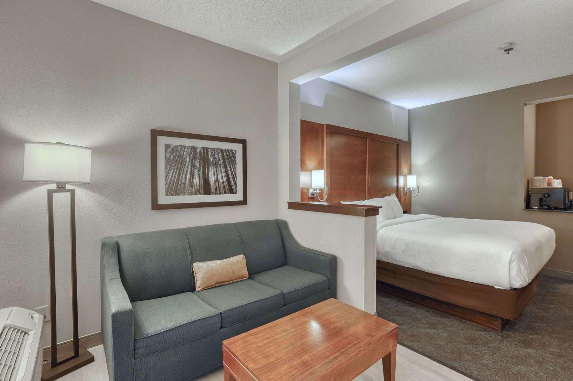 Comfort Suites Appleton Airport Bagian luar foto