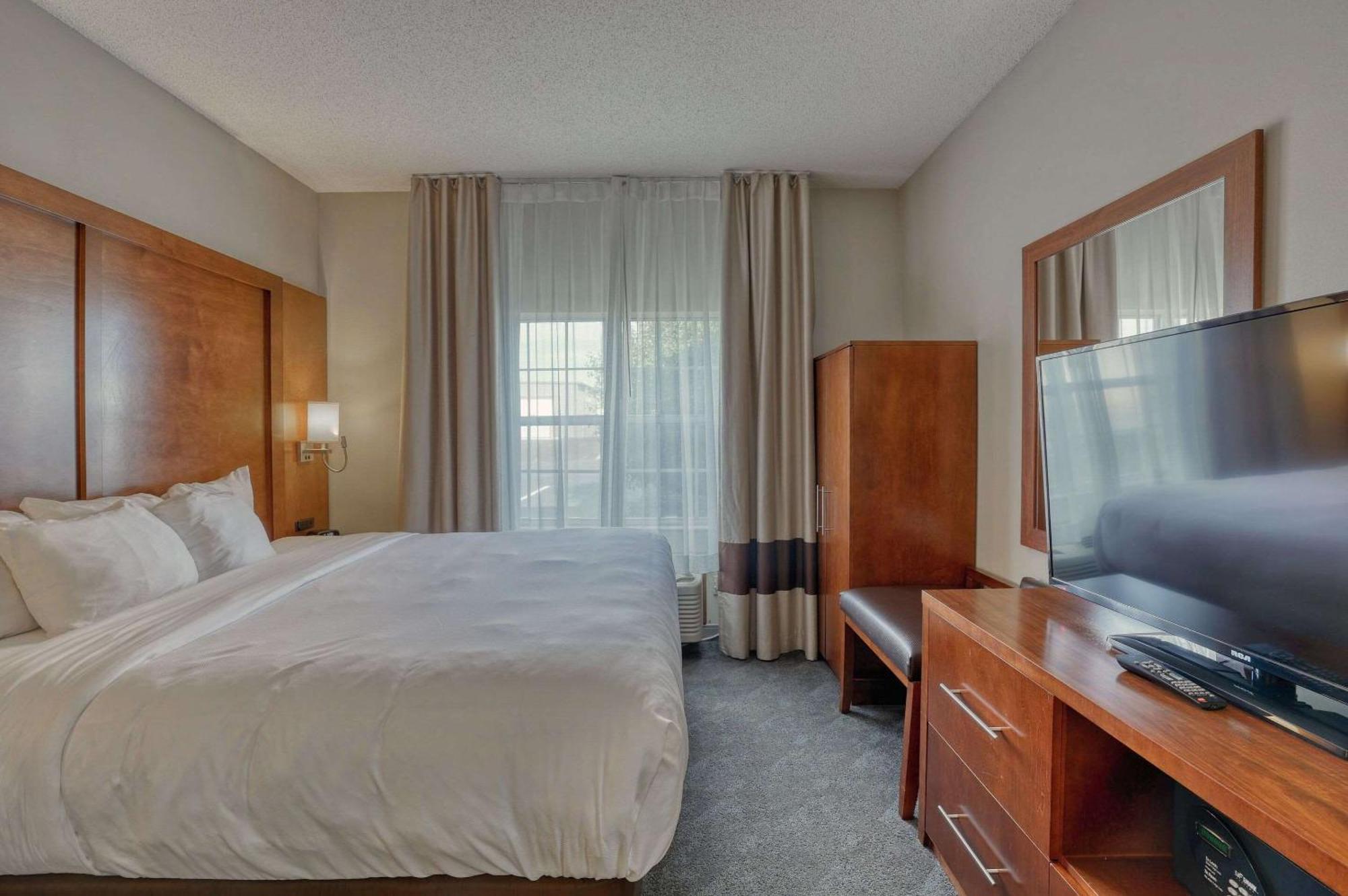 Comfort Suites Appleton Airport Bagian luar foto