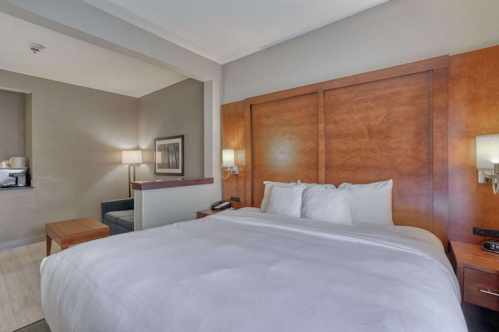 Comfort Suites Appleton Airport Bagian luar foto