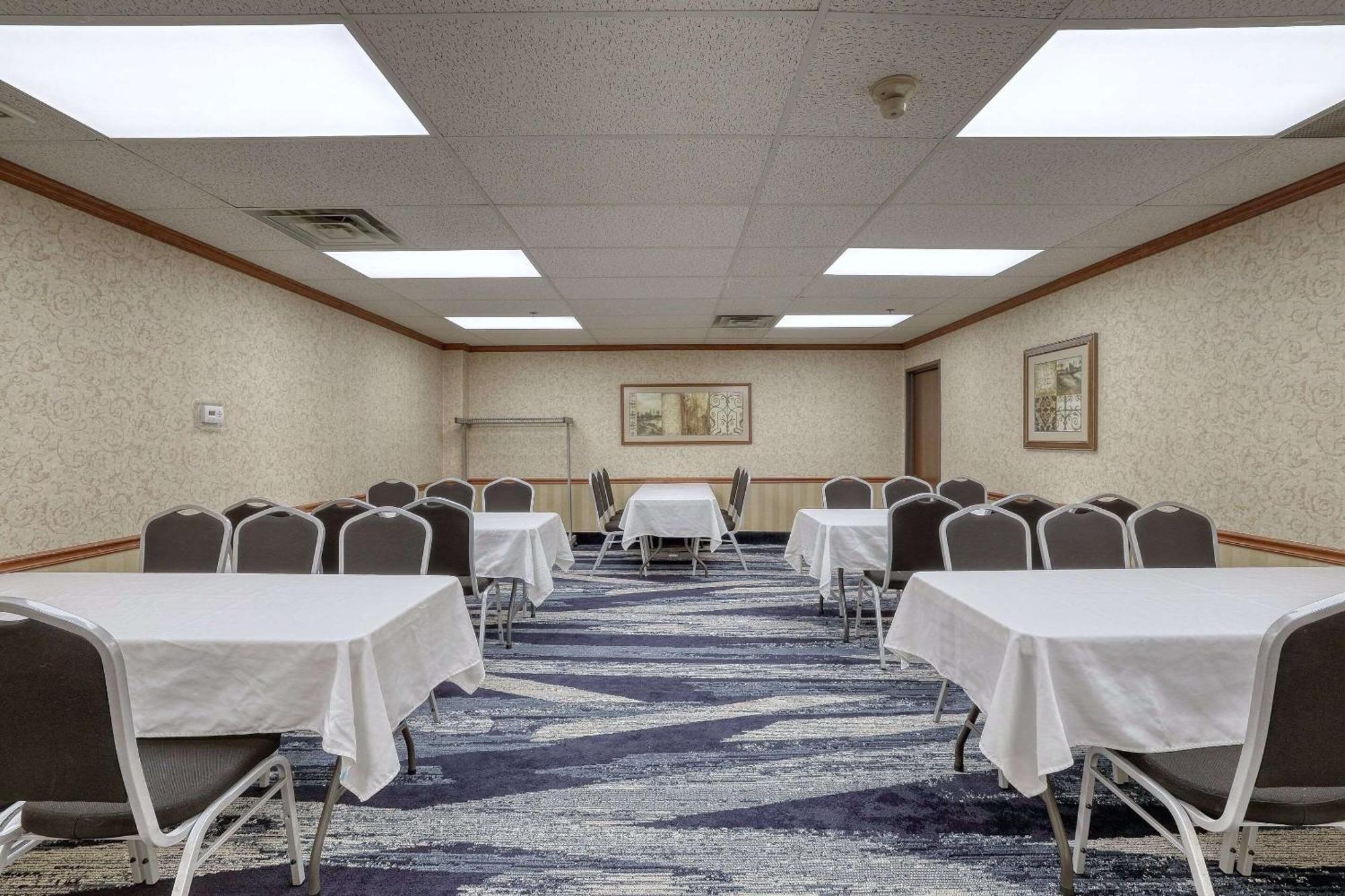 Comfort Suites Appleton Airport Bagian luar foto