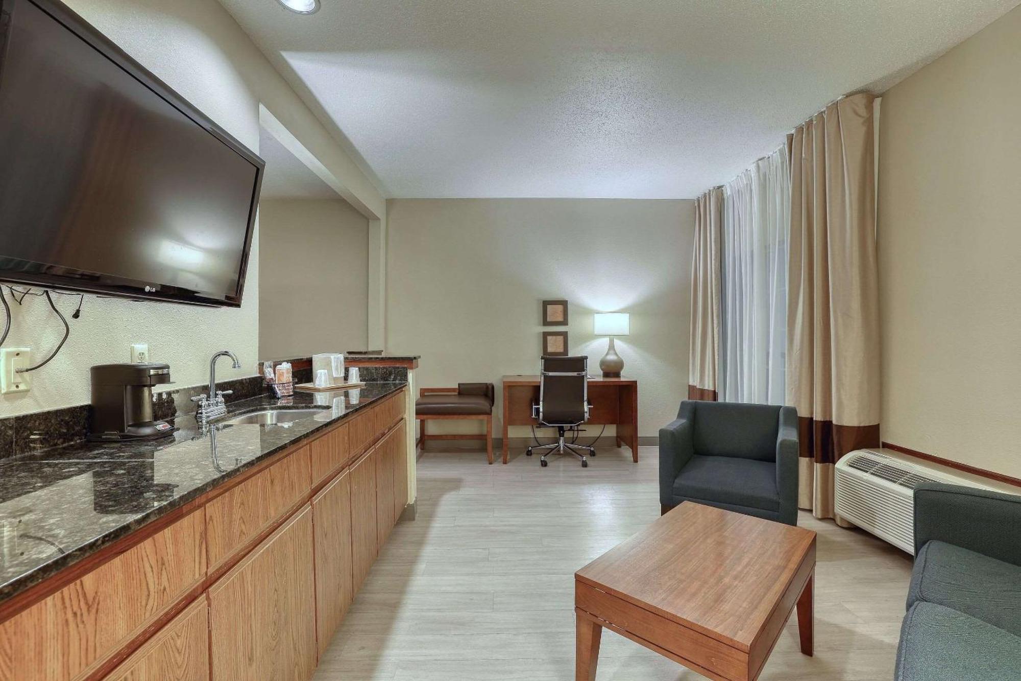 Comfort Suites Appleton Airport Bagian luar foto