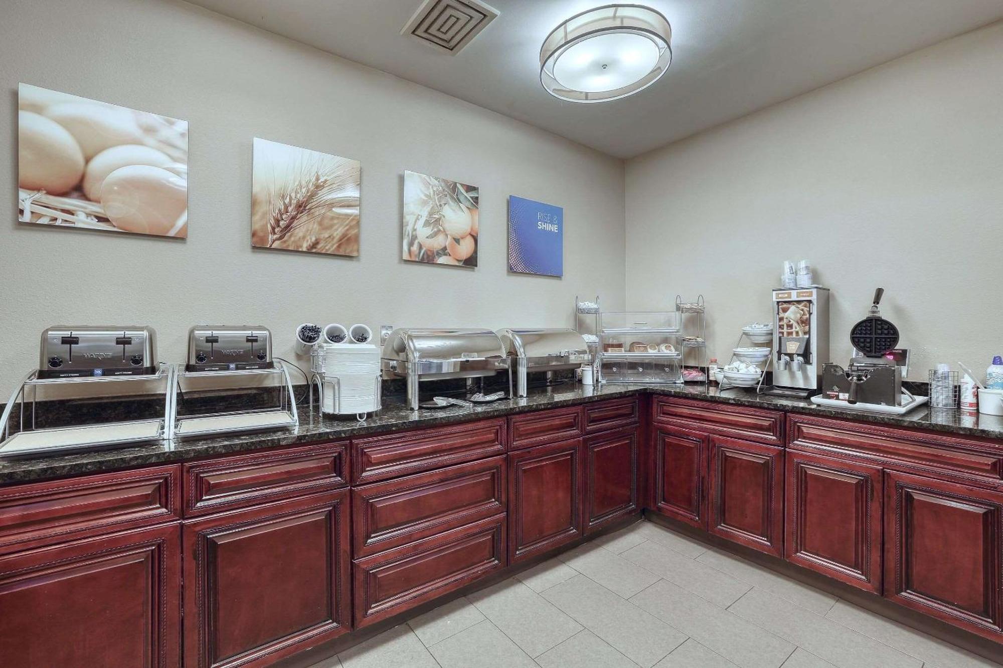 Comfort Suites Appleton Airport Bagian luar foto