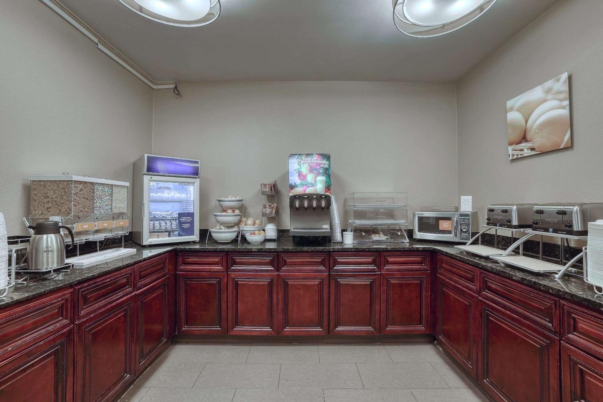 Comfort Suites Appleton Airport Bagian luar foto