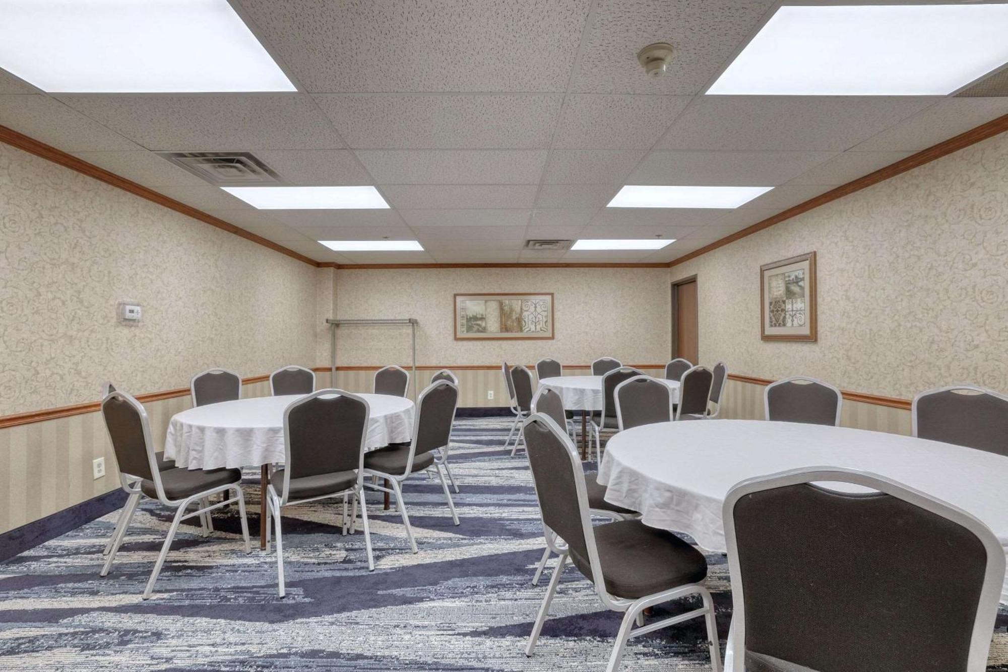 Comfort Suites Appleton Airport Bagian luar foto