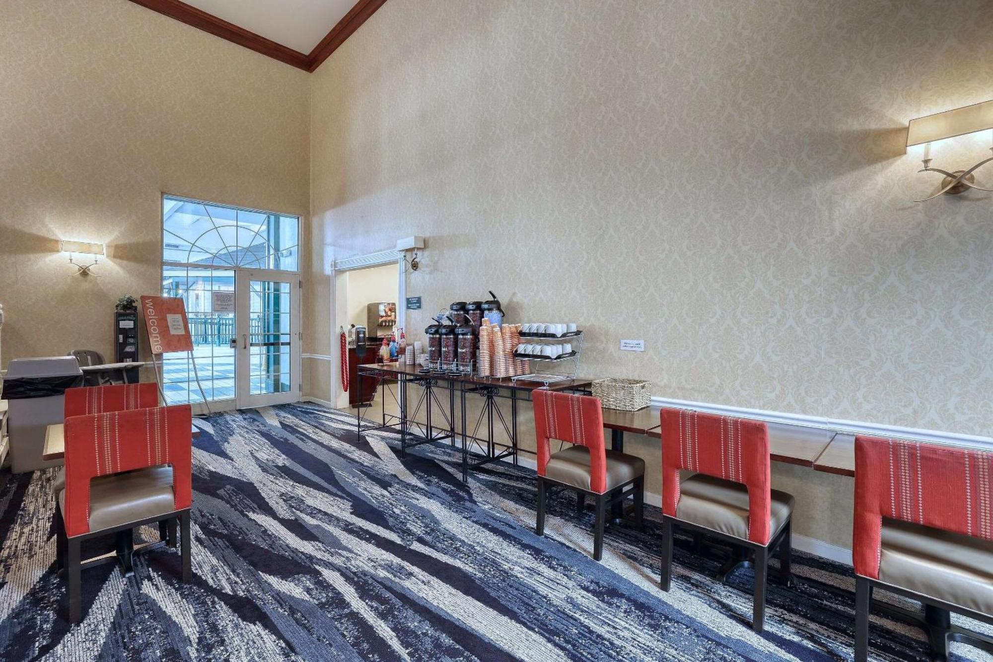 Comfort Suites Appleton Airport Bagian luar foto