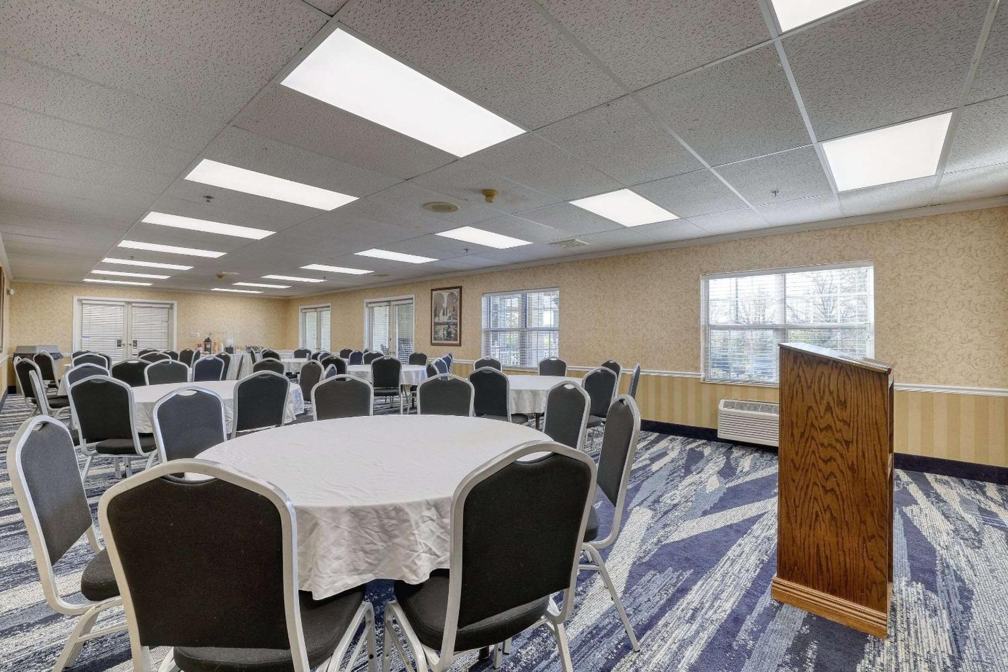 Comfort Suites Appleton Airport Bagian luar foto