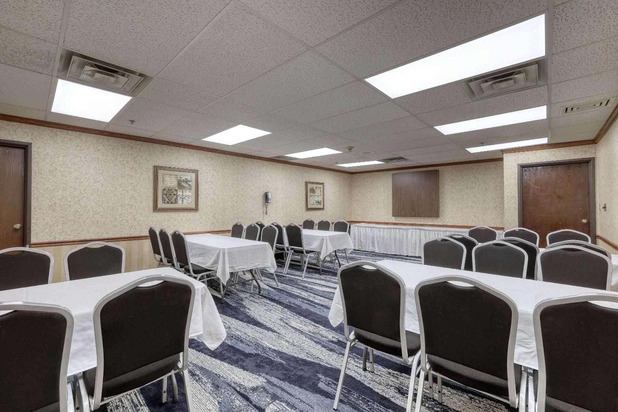 Comfort Suites Appleton Airport Bagian luar foto