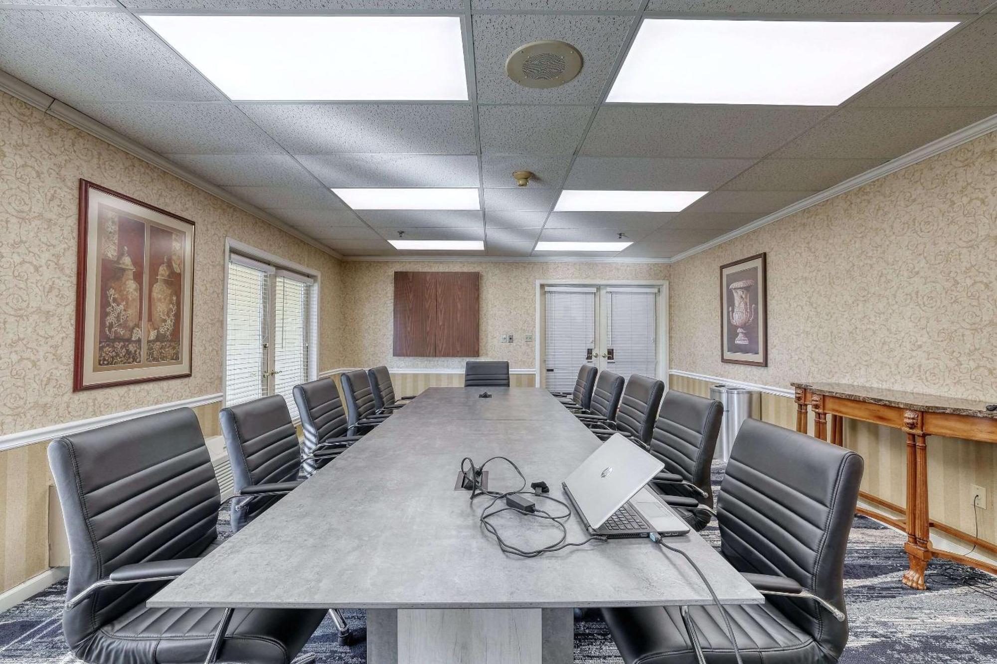 Comfort Suites Appleton Airport Bagian luar foto
