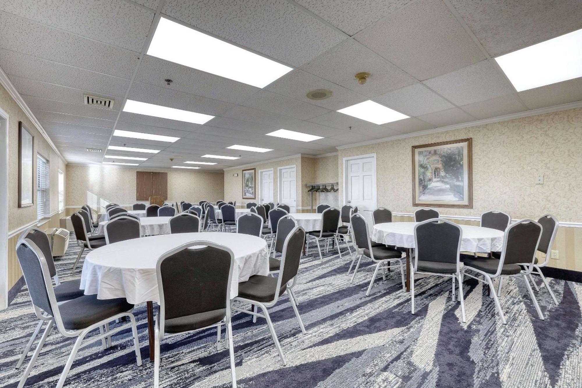 Comfort Suites Appleton Airport Bagian luar foto