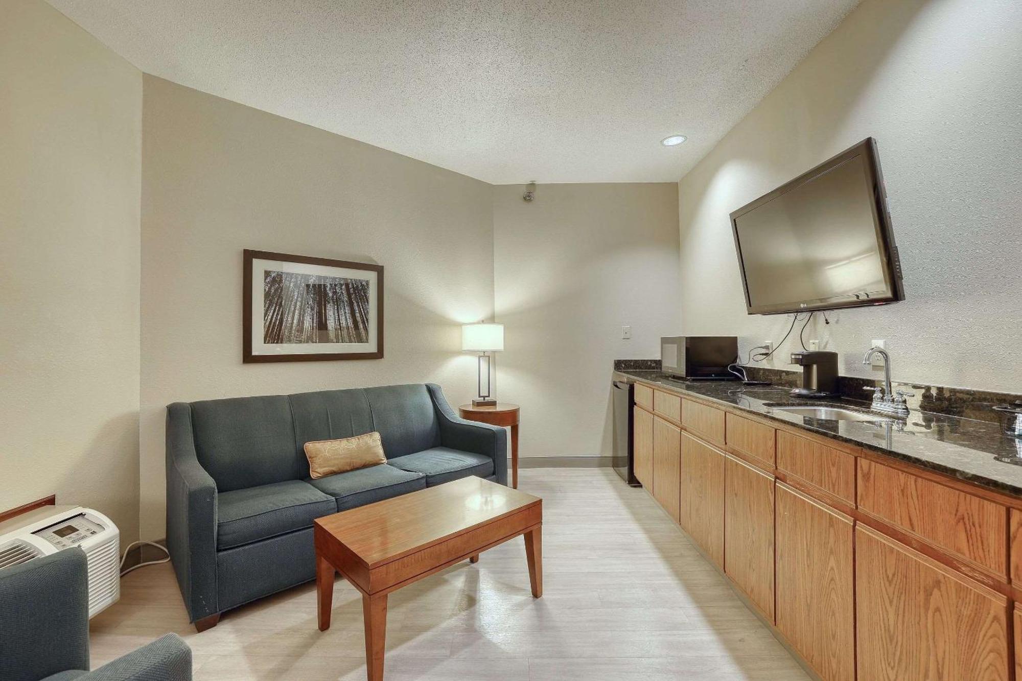 Comfort Suites Appleton Airport Bagian luar foto