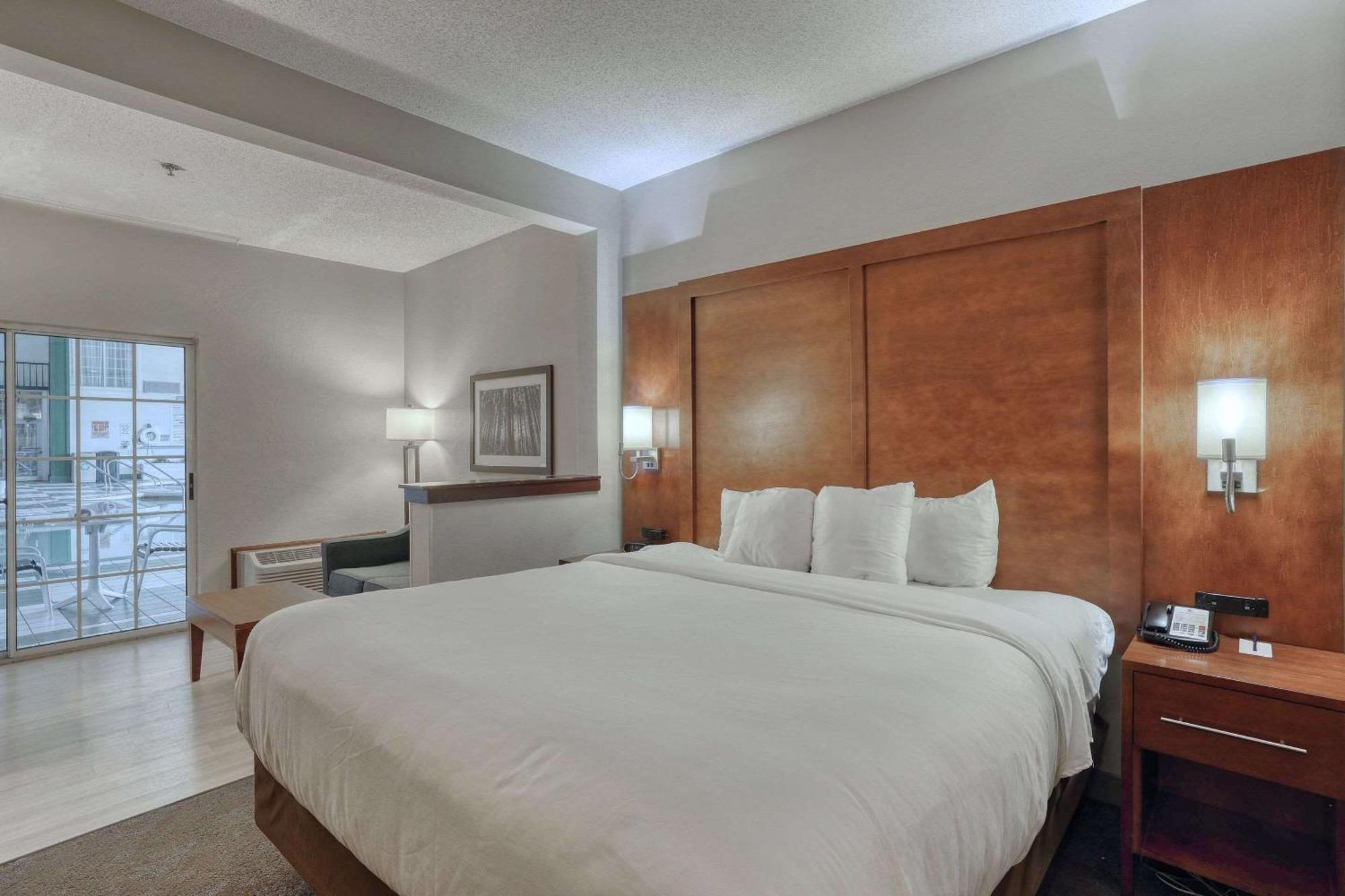 Comfort Suites Appleton Airport Bagian luar foto