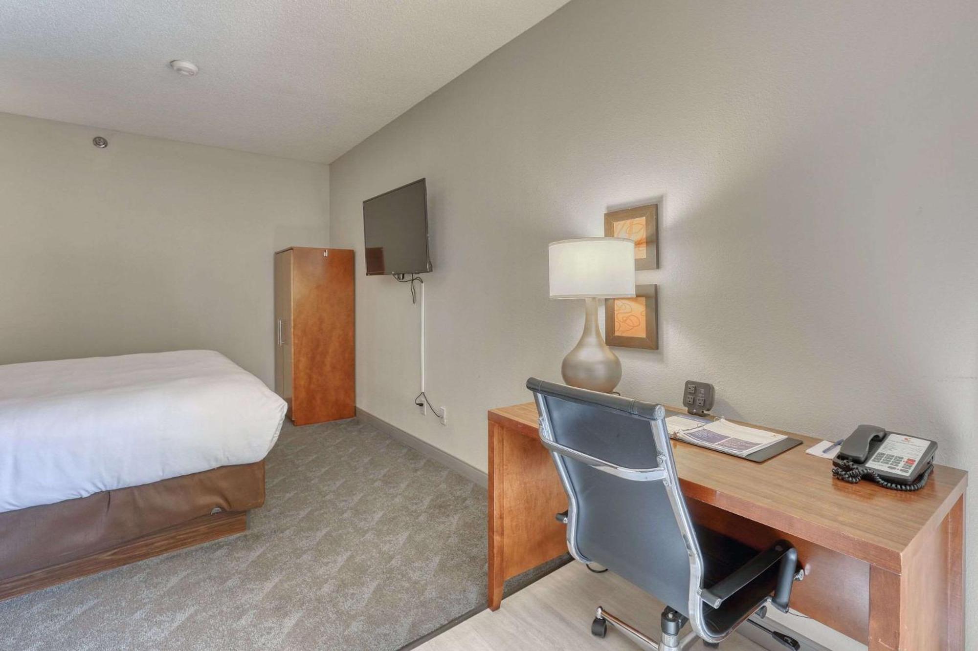 Comfort Suites Appleton Airport Bagian luar foto