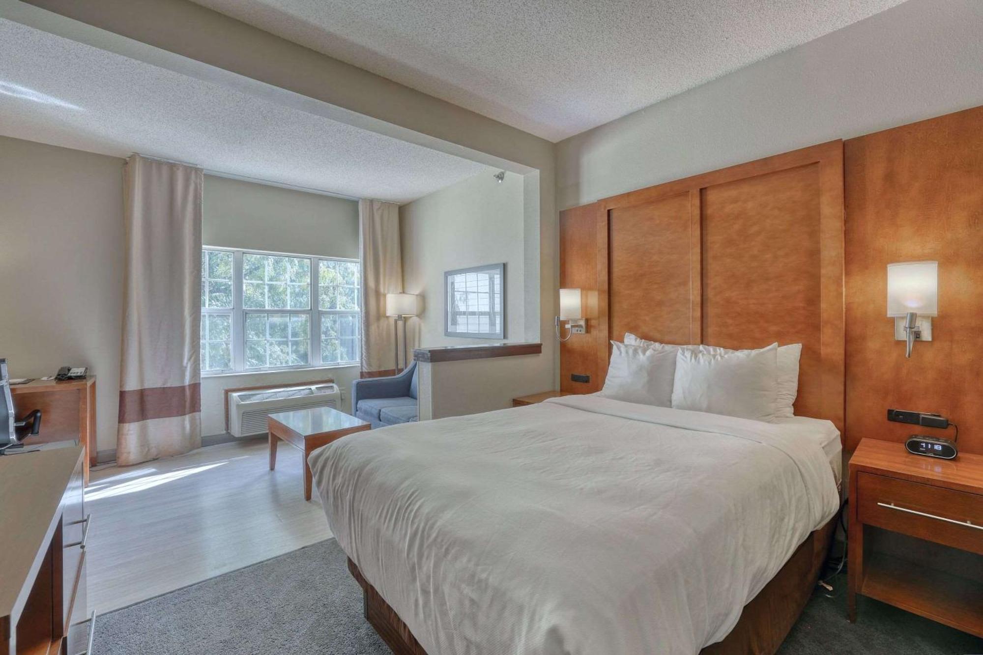 Comfort Suites Appleton Airport Bagian luar foto