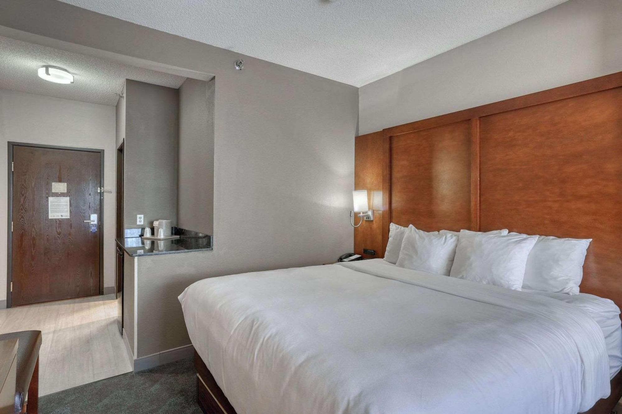 Comfort Suites Appleton Airport Bagian luar foto