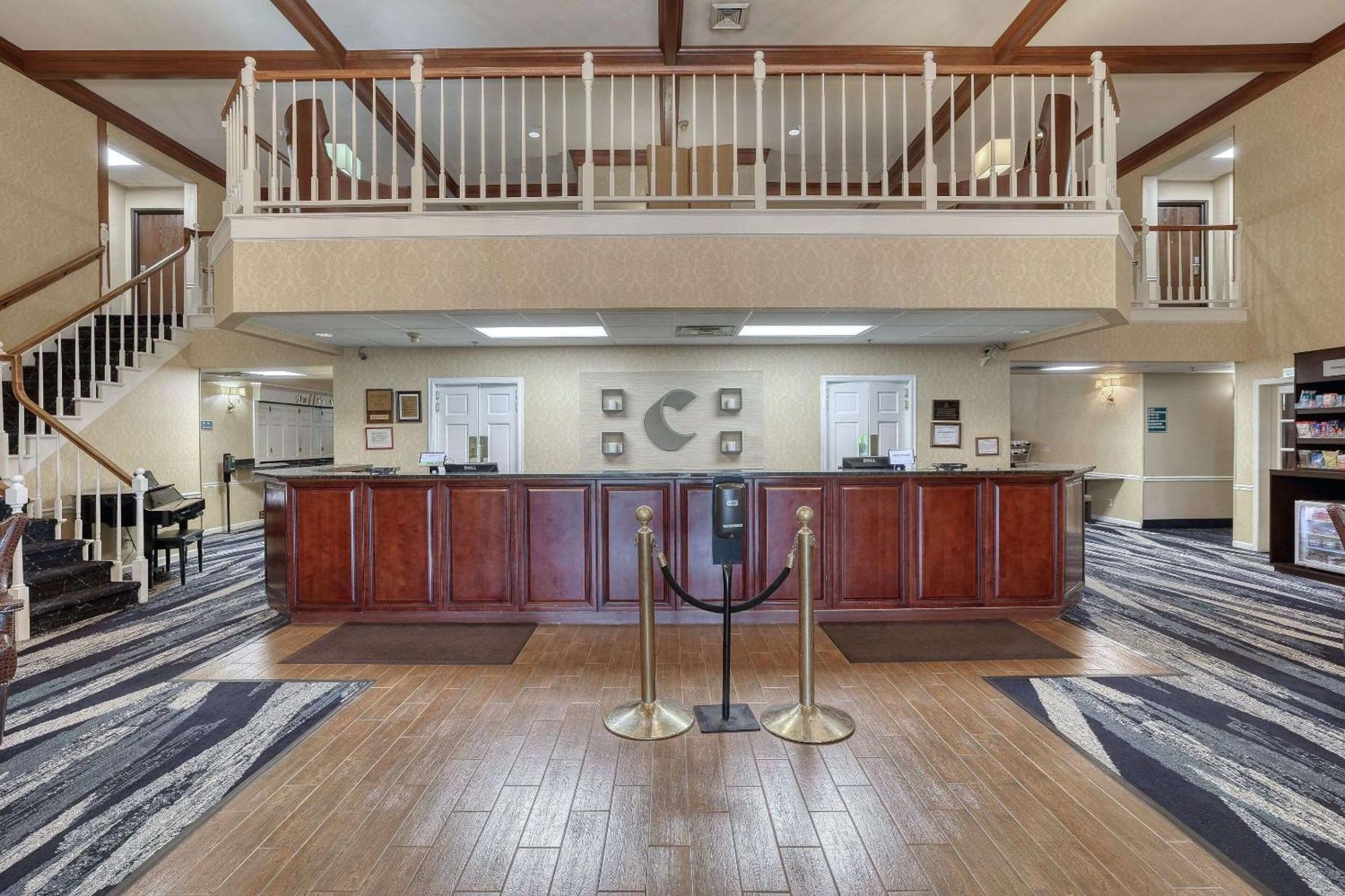 Comfort Suites Appleton Airport Bagian luar foto