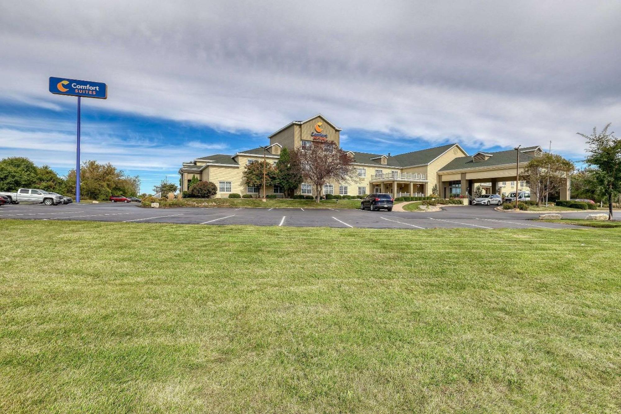 Comfort Suites Appleton Airport Bagian luar foto